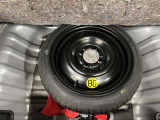 スペアタイヤがついていて、パンクや不測の事態が起きても安心です!