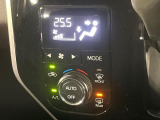 【オートエアコン】一度お好みの温度に設定すれば、車内の温度を検知し風量や温度を自動で調整。暑い&hellip;寒い&hellip;と何度もスイッチ操作をする必要はありません。快適な車内空間には必須の機能ですね♪