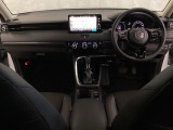 車内は光触媒抗菌消臭施工済です。スタイリッシュなデザインでスポーティなインパネ周りを演出します。グローブボックスやカップホルダーのほかにトレーなどたくさんの収納スペースが付いています。