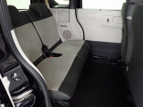 リアシートは足元も広々していて足を組めるほど余裕があります!又背もたれを左右別々に倒せるので長い物でも積めます。