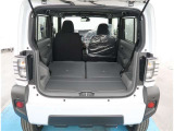 【トランクルーム】荷室の広さも十分です!シートアレンジでシートを畳めば長い荷物だって積めますね。シートアレンジの操作方法など、お気軽にご相談下さい。