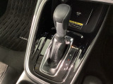 ハンドル周りがすっきりするフロアシフト。ハンドル操作に集中しやすいので、事故の防止にも役立ちます。
