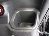 運転席右側のドリンクホルダーです。