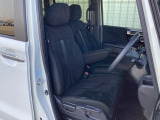フロントシートはベンチシートです。ベンチシ―トは運転席と助手席の移動もスムーズ!狭い駐車場での乗り降りに便利です。シートの間にコンソールボックスやドリンクホルダーがないため、車内空間も広く感じます