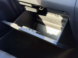 車検証などが収納できるグローブボックスも完備!