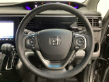 ハンドルにHondaセンシング系のクルーズコントロールやレーンキープアシストなどのスイッチと、オーディオの操作スイッチが装備されています。ハンドルから手を離さず安全に操作できます。