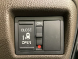 左側電動スライドドアは運転席からでも操作ができるように、ハンドル付近に開閉の操作スイッチが付いています。