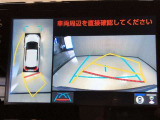 パノラミックビューモニターを装備。クルマを真上から見るように周囲を確認できます。機能の詳細は販売店スタッフまでおたずねください。