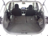 セカンドシートを倒すとさらに広々のラゲッジスペース