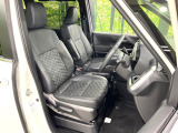 運転席まわりには十分なスペースがあり、大柄な方でもゆったり運転していただける環境です。