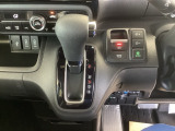 シフトはインパネシフト、パーキングブレーキは電子制御となっています。