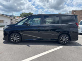乗り降りのイメージが湧く左側面。ドア面の通りやスライド有無、小キズの出やすい部分も確認◎。