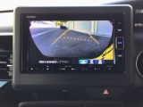 【バックカメラ】運転が苦手な方も車庫入れラクラクです!ギアをリバースに入れれば自動的に切り換わりますので、面倒な操作は不要です♪狭い駐車場もお車を傷つけず安心ですね!
