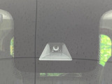 【三菱e-Assist】走行中に前方の車両等を認識し、衝突しそうな時は警報とブレーキで衝突回避と被害軽減をアシスト。より安全にドライブをお楽しみいただけます。