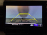 【バックカメラ】運転が苦手な方も車庫入れラクラクです!ギアをリバースに入れれば自動的に切り換わりますので、面倒な操作は不要です♪狭い駐車場もお車を傷つけず安心ですね!