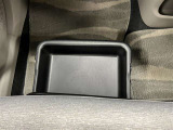 助手席下にはシートアンダートレイ付!