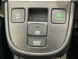 セレクトレバーの下に電子制御パーキングブレーキがあります。スイッチひとつで、停車した地点の傾斜などをシステムが検知・判断してブレーキ力を自動的に最適制御し、しっかり停車できるパーキングシステムです。