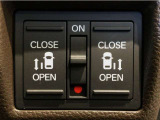【両側パワースライドドア】両側がパワースライドドアになっており、運転席のスイッチやスマートキーでも開閉が可能です!開口部も広いので乗り降りも楽々♪