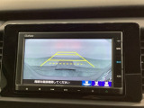 バックでの車庫入れも安心です! リアカメラが付いているバックモニター付のナビを装備しております。操作線もついており距離感も画面から確認できます。