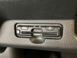 ハンドルの左下にETCがついています。高速道路の料金所の通過も楽々です。 カードの取り出しもしやすい場所についています。