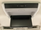 天井にリア席モニターが付いています。ナビゲーションで再生しているDVD等の映像を、後部座席の方にご覧いただくことができます。お子様にも大人気です。