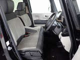 フロントシートはベンチシートです、運転席と助手席の移動が簡単です。真ん中にはアームレストも装備されています! また運転席シートの高さも調整できます。