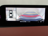 狭い場所での駐車やすれ違いなどでより的確な運転操作に役立つ360&deg;ビューモニターが装備されています。