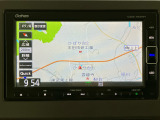 ダッシュボードに自然に溶け込むようにデザインされた純正メモリーナビゲーション。