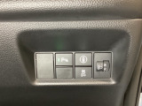ハンドルの右側にはヘッドライトレベライザーとHondaセンシング用のメインスイッチがついています。ヘッドライトレベライザーは道路状況や積荷の加重に応じてライトの高さを調節できます。