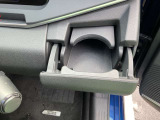 ロングドライブには欠かせないカップホルダーつきです。