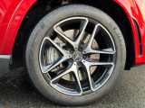 AMG21インチアルミホイール・AMGロゴ入りブレーキキャリパー。