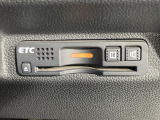 【ETC】有料道路を利用する際に料金所で停止することなく通過できる、ETC車載器(ノンストップ自動料金収受システム機器)が装備されています。セットアップを行うことで利用可能になります。