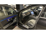 ドアハンドルには握りやすいグリップ形状が採用されています。万一の事故の際など、車内に残された乗員を救出する為、外部からドアを開けやすいようになっています。