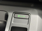 【ECONスイッチ(ECONモード)】エンジンだけでなく、エアコンなども含めてクルマ全体を燃費優先で自動制御。早く車内を涼しくしたい夏場など、空調を優先したい時には、スイッチを押してOFFにできます。