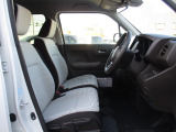運転席と助手席は、ベンチシート仕様です。