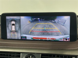 【パノラミックビューモニター】クルマを真上から見下ろした視点で駐車をサポートします!クルマの斜め後ろや真横など、いち早く障害物に気が付くことができます。