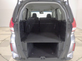 大容量のカーゴスペースは仕切り板があって、上下2段に荷物を収納することができます♪