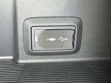 充電用USB端子付き。スマートフォンなどの充電に便利です。