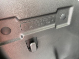 荷室にも便利なショッピングフックがあります。