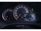 様々な情報を表示するTFTマルチインフォメーションディスプレイ搭載の視認性の良いレッド塗装メーターリング付アナログメーターです。