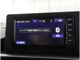 <Bluetooth>スマートフォンなどの機器と車をBluetoothで接続すると、ワイヤレスで音楽を再生できます。