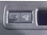 【パワーバックドア】スマートキーや運転席のボタンを押すだけでリアゲートが自動で開閉します!荷物を持っている時や、高い位置にあるバックドアを閉める際に便利な機能です♪