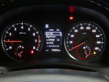 各操作スイッチは使いやすい位置に配置され、とっても見やすいメーターです。夜間時はラグジュアリーな気分にさせてくれる照明が魅力ですので、夜のドライブも楽しみになりますよ♪