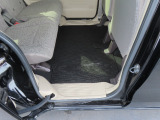 【後部座席のフロアマット】後部座席も純正フロアマット付きです。こちらも大きなスレや傷、汚れなどなくこちらも綺麗な状態です。
