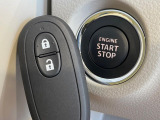 【キーレススタートシステム】カバンやポケットに入れたままでもドアの施錠・解錠が可能なスマートキーを装備。エンジンのオン・オフ時もカギを取り出す必要が無いからとっても便利です♪