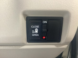 左側電動スライドドアは運転席からでも操作ができるように、ハンドル付近に開閉の操作スイッチが付いています。