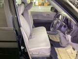 【ベンチシート】運転席と助手席の移動もスムーズ!狭い駐車場での乗り降りや、お子様の乗り降りにも便利です。座席の間にコンソールボックスやドリンクホルダーがないため、車内空間が広く感じます。