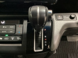 CVT車のセレクトレバーです。低速から高速まで、変速ショックのないスムーズな走りを実現するとともに、エンジン効率のよい領域を維持することで燃費にも貢献します。