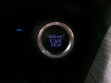 【プッシュスタート】エンジンスタートボタンです。キーが車内にあれば、エンジンの始動・停止はブレーキを踏んでスイッチを押すだけ!キーを取り出す手間を省きワンプッシュでエンジンを操作するので簡単ですね!