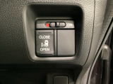 左側電動スライドドアは運転席からでも操作ができるように、ハンドル付近に開閉の操作スイッチが付いています。